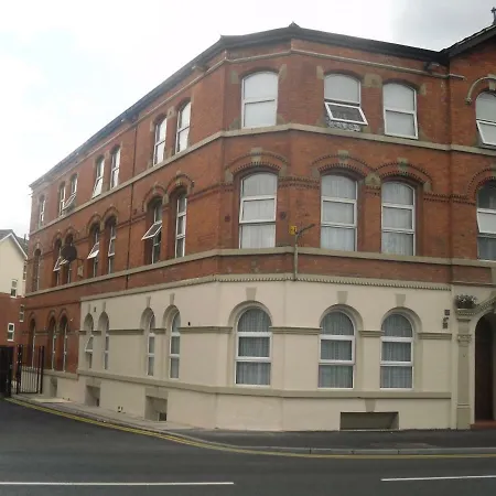 Spacious - Near Piccadilly Stn! Wifi & Parking