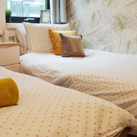 Stunning 2 Bedroom Flat דירה