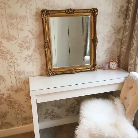 Stunning 2 Bedroom Flat *