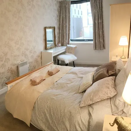Stunning 2 Bedroom Flat דירה *