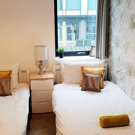 Stunning 2 Bedroom Flat *