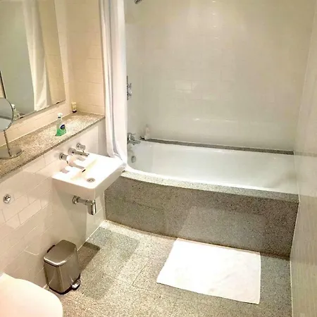 Stunning 2 Bedroom Flat דירה