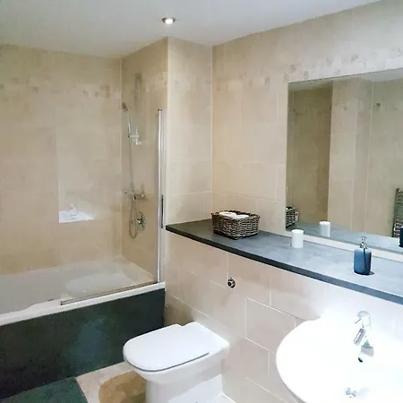 Spacious 2 Bedroom Flat Lejlighed *