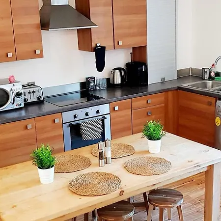 Spacious 2 Bedroom Flat *
