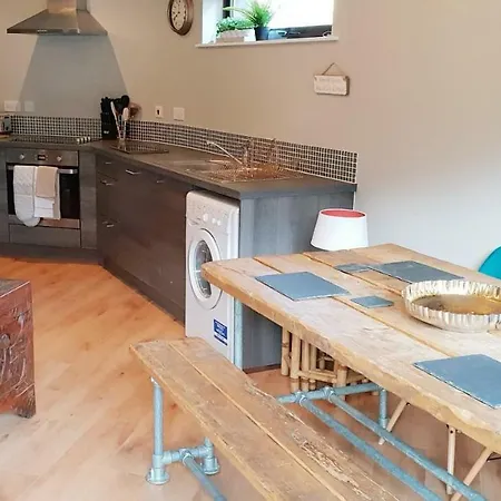 2 Bedroom City Centre Living Apartment *