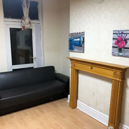 Flat 1/10 Emley Street