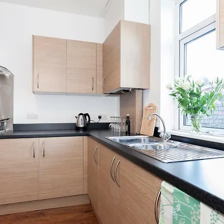 New 6 Bed House 15 Min From Manchester! Free Parking Манчестер