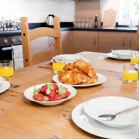 Дом отдыха New 6 Bed House 15 Min From Manchester! Free Parking