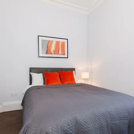 New 6 Bed House 15 Min From Manchester! Free Parking *