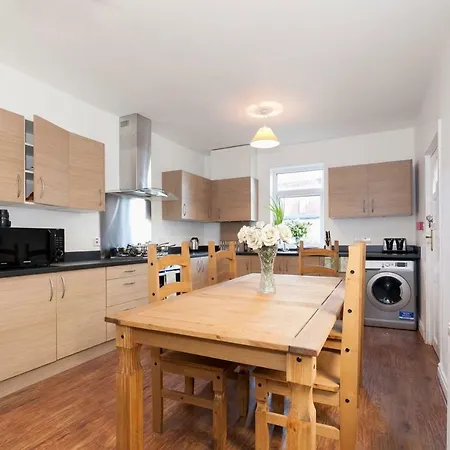 Дом отдыха New 6 Bed House 15 Min From Manchester! Free Parking