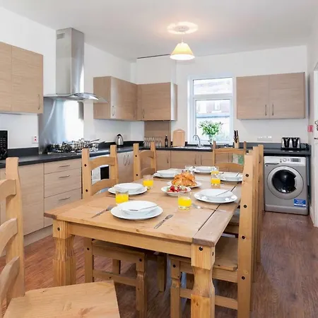 New 6 Bed House 15 Min From Manchester! Free Parking *
