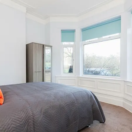 New 6 Bed House 15 Min From Manchester! Free Parking Манчестер