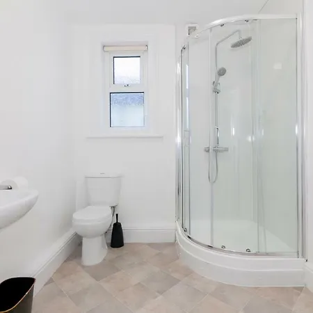New 6 Bed House 15 Min From Manchester! Free Parking * Манчестер