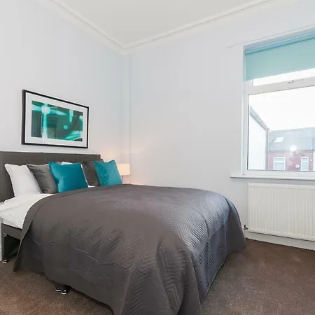 Дом отдыха New 6 Bed House 15 Min From Manchester! Free Parking Манчестер