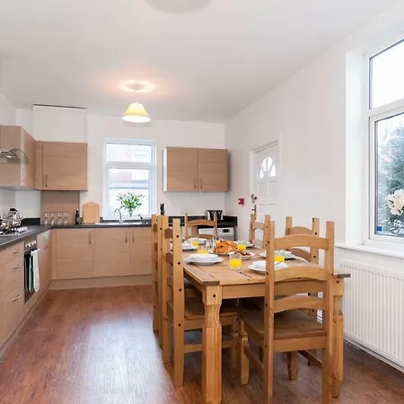 New 6 Bed House 15 Min From Manchester! Free Parking * Манчестер