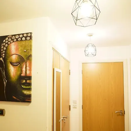 ★modish 2br Apt| Free Parking | 5min Mcr City Ctr Lejlighed