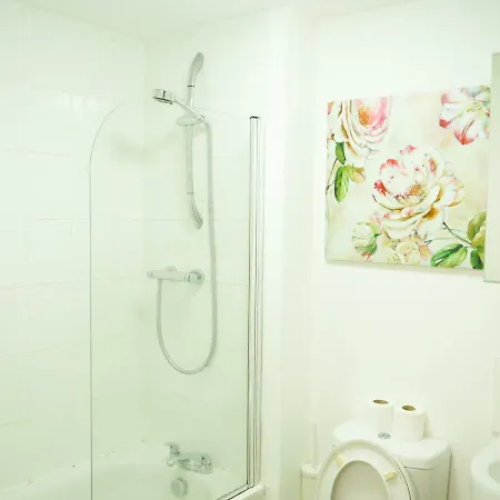 ★modish 2br Apt| Free Parking | 5min Mcr City Ctr Lejlighed *