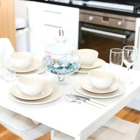 Bright 2 Bedroom Close To Media City Salford Quay Манчестер