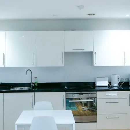 Апартаменты Bright 2 Bedroom Close To Media City Salford Quay Манчестер