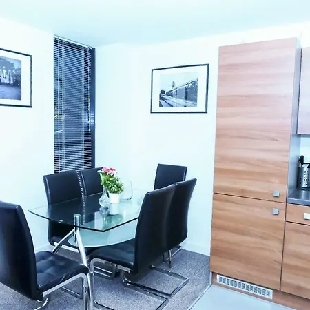 Cosy 2 Bedroom + Parking Homestay Manchester