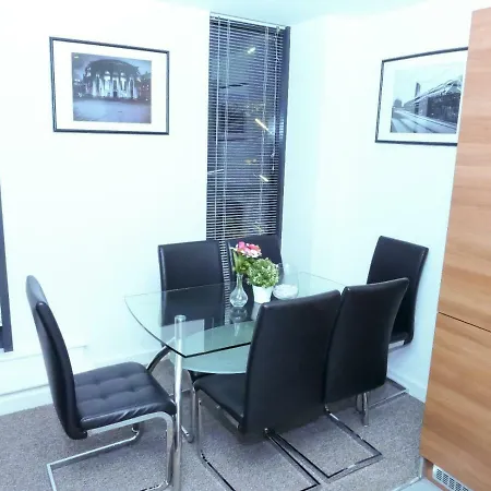 Cosy 2 Bedroom + Parking