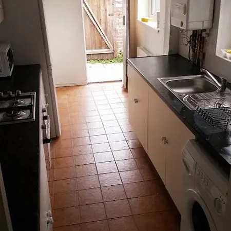Guest house Contemporary & Modern 3 Bedroom Spacious House