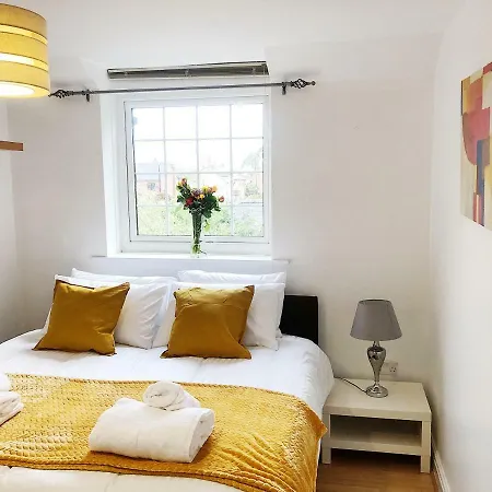 Manchester, Salford, Old Trafford, Serviced *