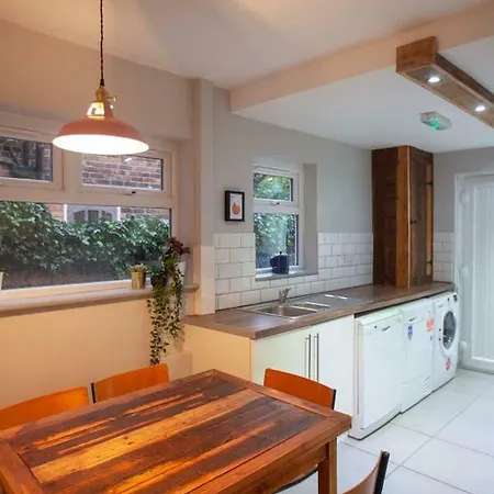 Holiday home Beautiful Five Bedroom House Close To City Centre *