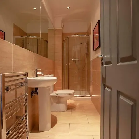 Beautiful Five Bedroom House Close To City Centre Manchester