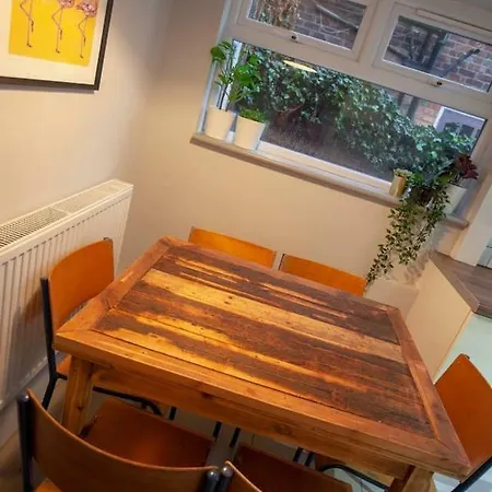 Ferienhaus Beautiful Five Bedroom House Close To City Centre