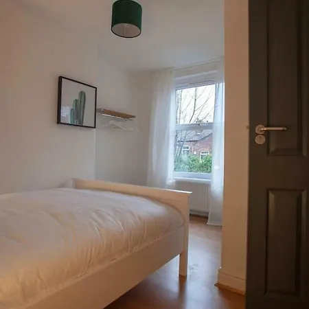 Ferienhaus Beautiful Five Bedroom House Close To City Centre *