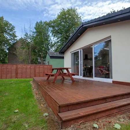 Bright Spacious House With Garden *