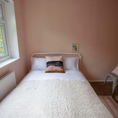 Bright Spacious House With Garden * Manchester