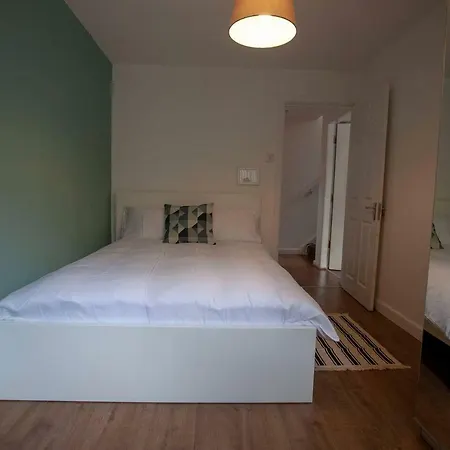 Bright Spacious House With Garden מנצ'סטר