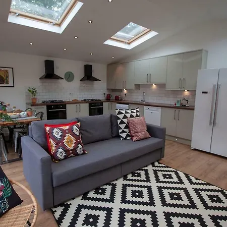 Bright Spacious House With Garden בית נופש מנצ'סטר
