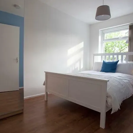 בית נופש Bright Spacious House With Garden *