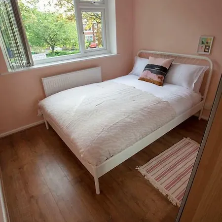 Bright Spacious House With Garden בית נופש *