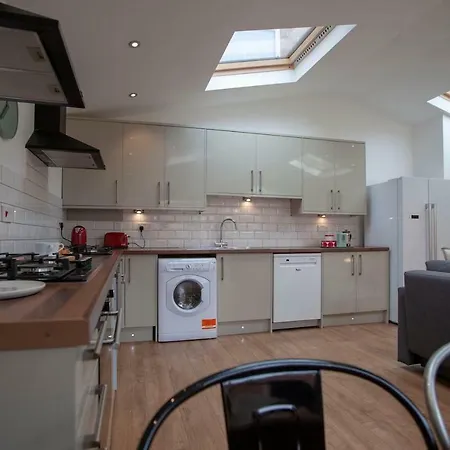 Bright Spacious House With Garden *