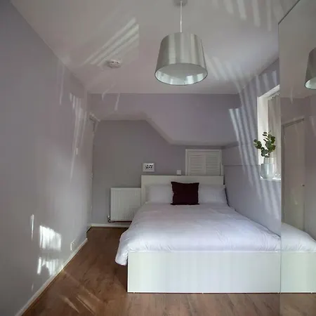 Bright Spacious House With Garden Сasa de vacaciones *