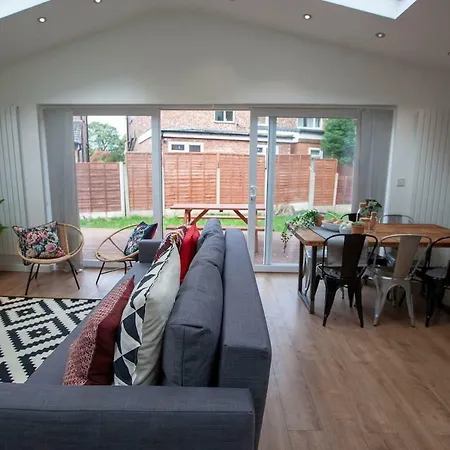Bright Spacious House With Garden *