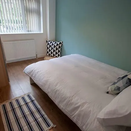 בית נופש Bright Spacious House With Garden *