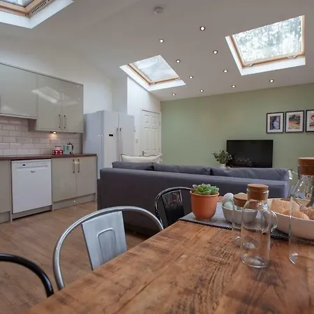 Bright Spacious House With Garden * מנצ'סטר