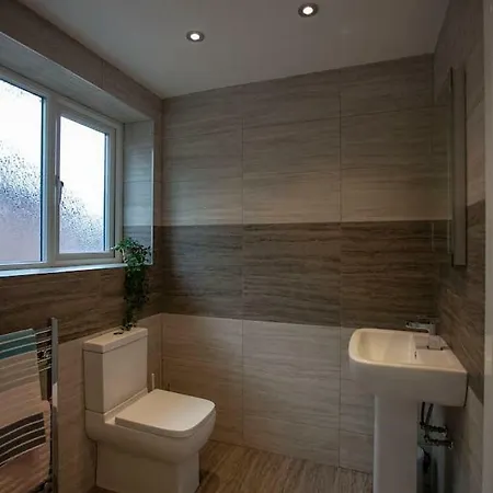 Bright Spacious House With Garden מנצ'סטר
