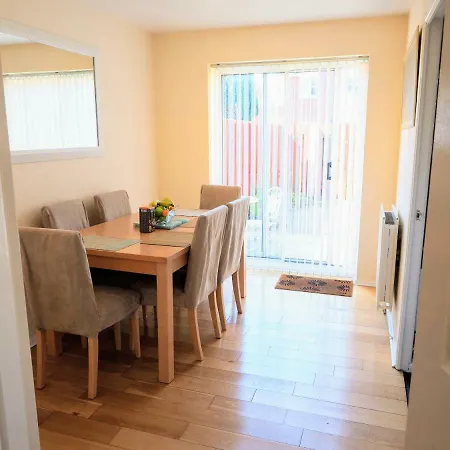 Beautiful 3-bed House Close To Central Holiday home Manchester