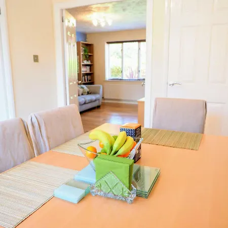 Beautiful 3-bed House Close To Central Manchester