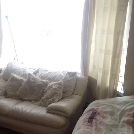 Quiet And Quaint Homestay Manchester