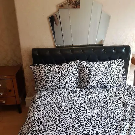 Flat 1/10 Emley Street * Manchester