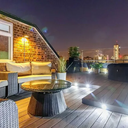 Swan Street Penthouse With Rooftop Terrace