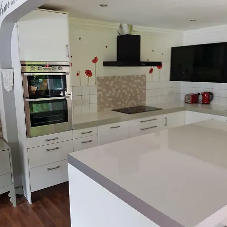 Stunning Place With 4 Beds Surrounded By A Golf Course דירה מנצ'סטר