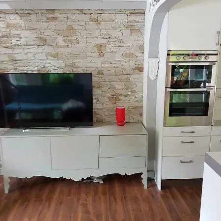 Stunning Place With 4 Beds Surrounded By A Golf Course דירה